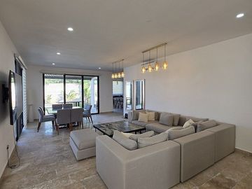 Casa en Venta en Privada Única Living con 35 Paneles Solares