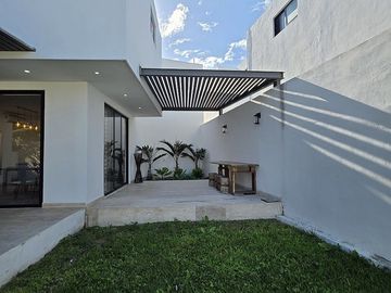 Casa en Venta en Privada Única Living con 35 Paneles Solares