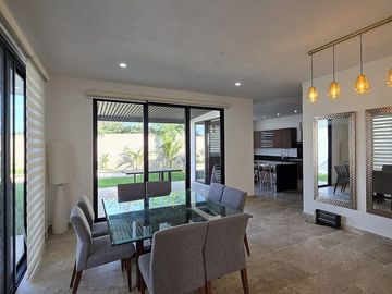 Casa en Venta en Privada Única Living con 35 Paneles Solares