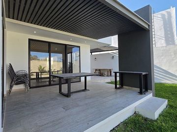 Casa en Venta en Privada Única Living con 35 Paneles Solares