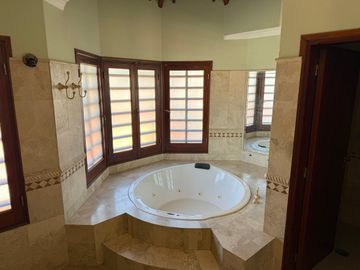 VENTA CASA 4 DORMITORIOS PILETA CLIMATIZADA PILAR