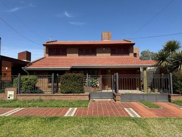 VENTA CASA 4 DORMITORIOS PILETA CLIMATIZADA PILAR