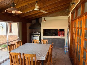 VENTA CASA 4 DORMITORIOS PILETA CLIMATIZADA PILAR