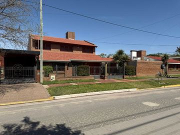 VENTA CASA 4 DORMITORIOS PILETA CLIMATIZADA PILAR
