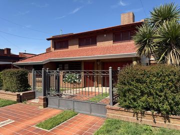 VENTA CASA 4 DORMITORIOS PILETA CLIMATIZADA PILAR