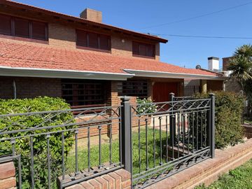 VENTA CASA 4 DORMITORIOS PILETA CLIMATIZADA PILAR