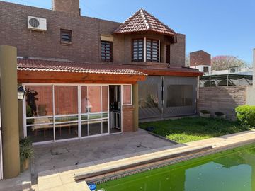 VENTA CASA 4 DORMITORIOS PILETA CLIMATIZADA PILAR
