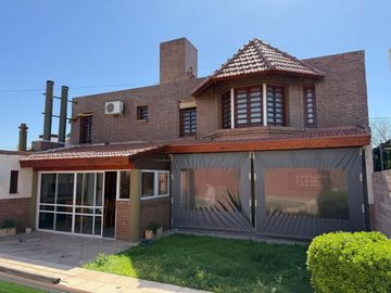 VENTA CASA 4 DORMITORIOS PILETA CLIMATIZADA PILAR