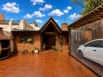 Casa en venta 3 ambientes con escritorio  y patio