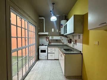 Casa en venta 3 ambientes con escritorio  y patio