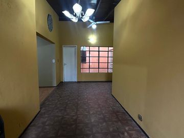 Casa en venta 3 ambientes con escritorio  y patio