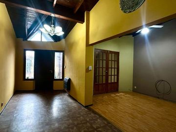 Casa en venta 3 ambientes con escritorio  y patio