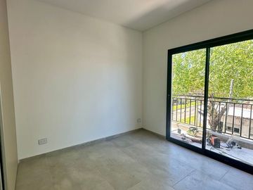 VENTA DEPTO 2 AMB C/TERRAZA Y COCHERA- ITUZAINGÓ
