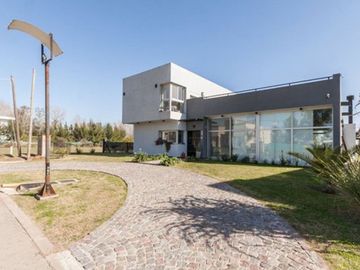 CASA 5 AMBIENTES CON PILETA EN HUDSON