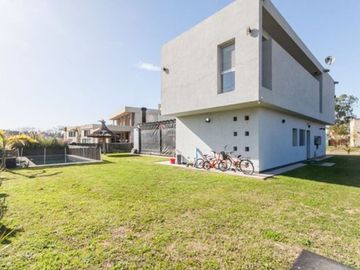 CASA 5 AMBIENTES CON PILETA EN HUDSON