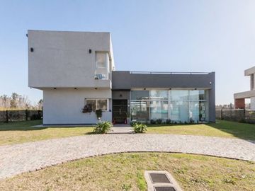 CASA 5 AMBIENTES CON PILETA EN HUDSON