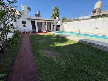 VENTA CASA BOULOGNE 4 AMBIENTES PILETA COCH-JARDIN