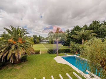 CASA EN VENTA EN ABRIL CLUB DE CAMPO