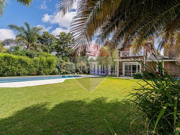CASA EN VENTA EN ABRIL CLUB DE CAMPO