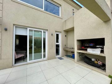 Casa 4 amb en alquiler en Pilar c/jardín y cochera