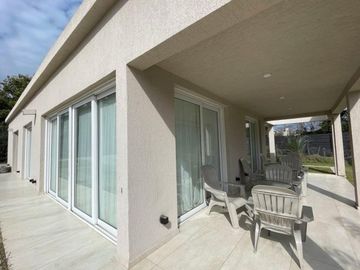 Casa 4 amb en alquiler en Pilar c/jardín y cochera