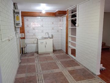 CASA ESQUINA DE 99 MTS 4D Y 2B  REMODELADA  Y REGULARIZADA