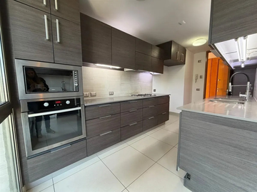 MODERNO DEPARTAMENTO EN ARRIENDO DE 3 DOR 3BA 2ES 1BO