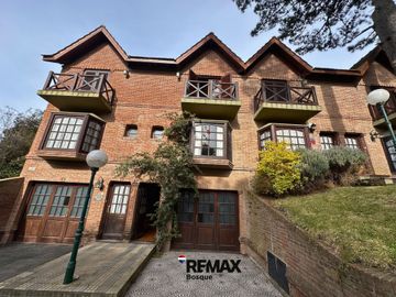 Venta triplex 4 ambientes Pinamar con cochera