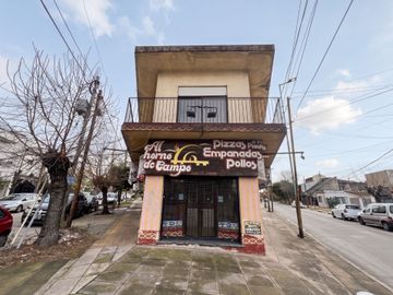 Casa con 4 Locales en Venta en Haedo