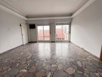 Casa con 4 Locales en Venta en Haedo