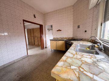 Casa con 4 Locales en Venta en Haedo