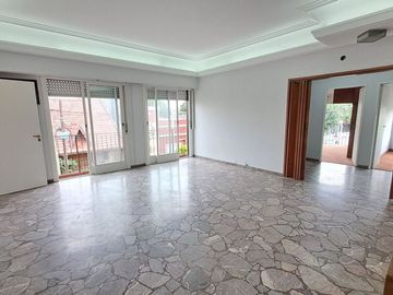 Casa con 4 Locales en Venta en Haedo
