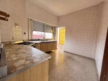 Casa con 4 Locales en Venta en Haedo