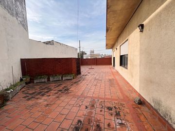 Casa con 4 Locales en Venta en Haedo