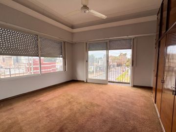 Casa con 4 Locales en Venta en Haedo