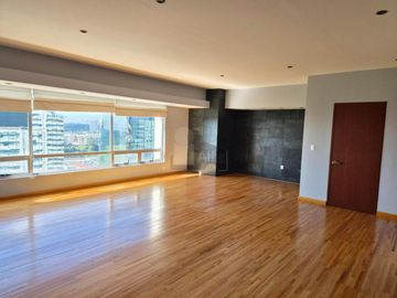 Se renta amplio departamento de 3 recámaras en Av. Santa Fe, condominio H2O
