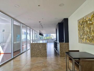 Se renta amplio departamento de 3 recámaras en Av. Santa Fe, condominio H2O
