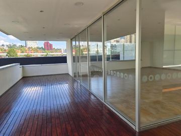 Se renta amplio departamento de 3 recámaras en Av. Santa Fe, condominio H2O