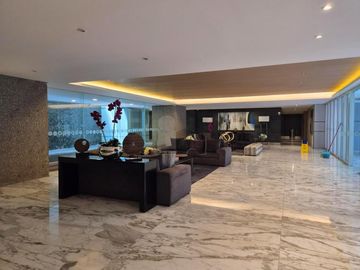 Se renta amplio departamento de 3 recámaras en Av. Santa Fe, condominio H2O