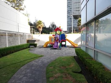 Se renta amplio departamento de 3 recámaras en Av. Santa Fe, condominio H2O