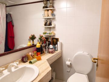 VENTA DEPTO TRES AMBIENTES CON COCHERA Y BAULERA