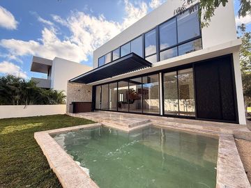En Venta, Residencia en el YCC, en esquina de 4 Rec. 1 en PB, Alberca