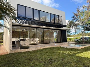 En Venta, Residencia en el YCC, en esquina de 4 Rec. 1 en PB, Alberca
