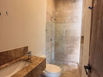 En Venta, Residencia en el YCC, en esquina de 4 Rec. 1 en PB, Alberca