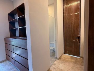 En Venta, Residencia en el YCC, en esquina de 4 Rec. 1 en PB, Alberca