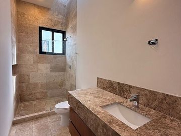 En Venta, Residencia en el YCC, en esquina de 4 Rec. 1 en PB, Alberca