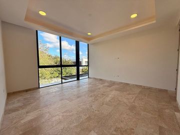 En Venta, Residencia en el YCC, en esquina de 4 Rec. 1 en PB, Alberca