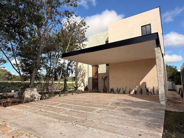 En Venta, Residencia en el YCC, en esquina de 4 Rec. 1 en PB, Alberca