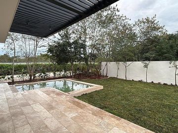 En Venta, Residencia en el YCC, en esquina de 4 Rec. 1 en PB, Alberca
