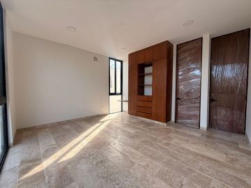 En Venta, Residencia en el YCC, en esquina de 4 Rec. 1 en PB, Alberca